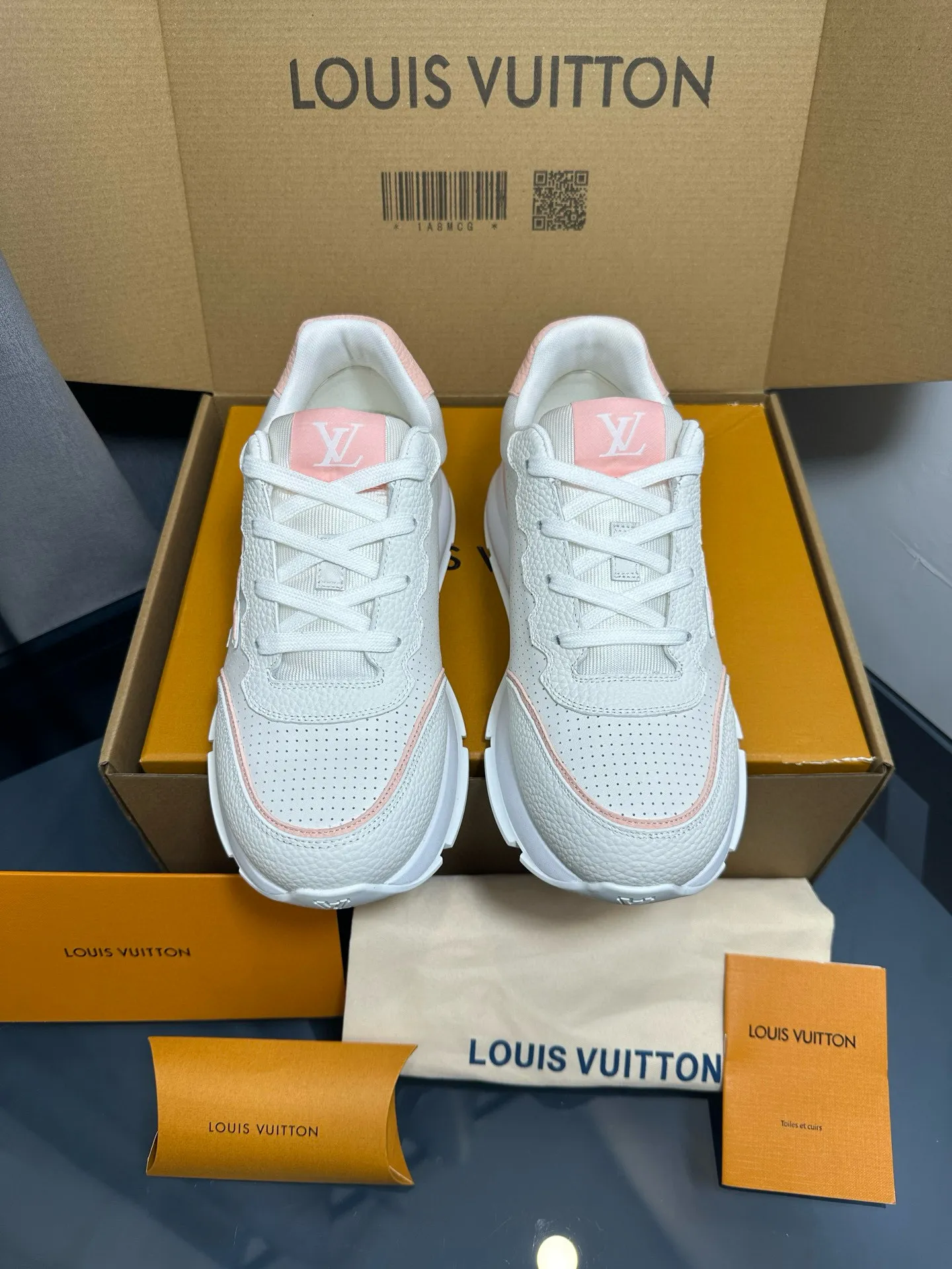 Factory price: 700💰🌈LV | Louis Vuitton 2025𝐬𝐬 🧡💚2025 spring and summer new style top version‼ ️The original version is the same. The counter focuses on the latest casual shoes and new hard goods🆕 ❥Purchasing agent level! Full of high-end feel! A popular model among bloggers at home and abroad, it’s retro and fashionable, and looks stunning on your feet! Wear a lot of happiness! The official website's main recommendation★ ━━━━━ ЅᏇєєt ━━━━━ ▪️Upper: Original custom-made imported calfskin fabric ▪️Inner: breathable gauze imported from Italy ▪️Outsole: rubber foam ➕t men's men's shoes 💰u high-end outsole ▪️Color: nine colors available ▪️Shoe size: 35-44, (45, 46 customized)